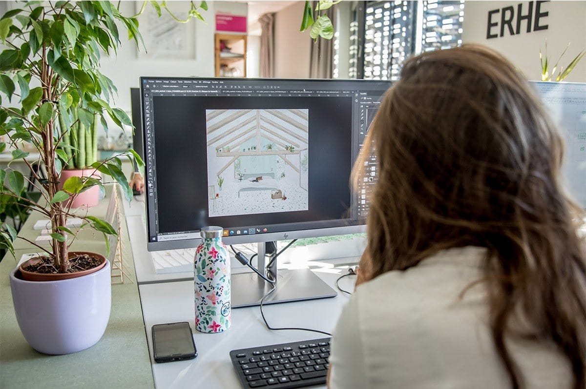 architecte au travail devant son ordinateur