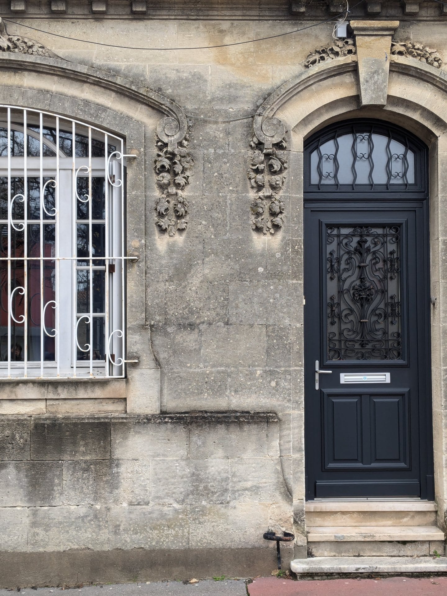 roses sur façade echoppe