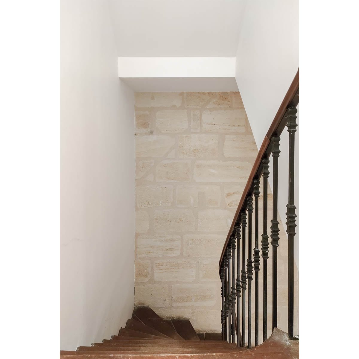 Escalier en pierre dans un bâtiment existant rénové par ERHÉ Architecture au Bouscat